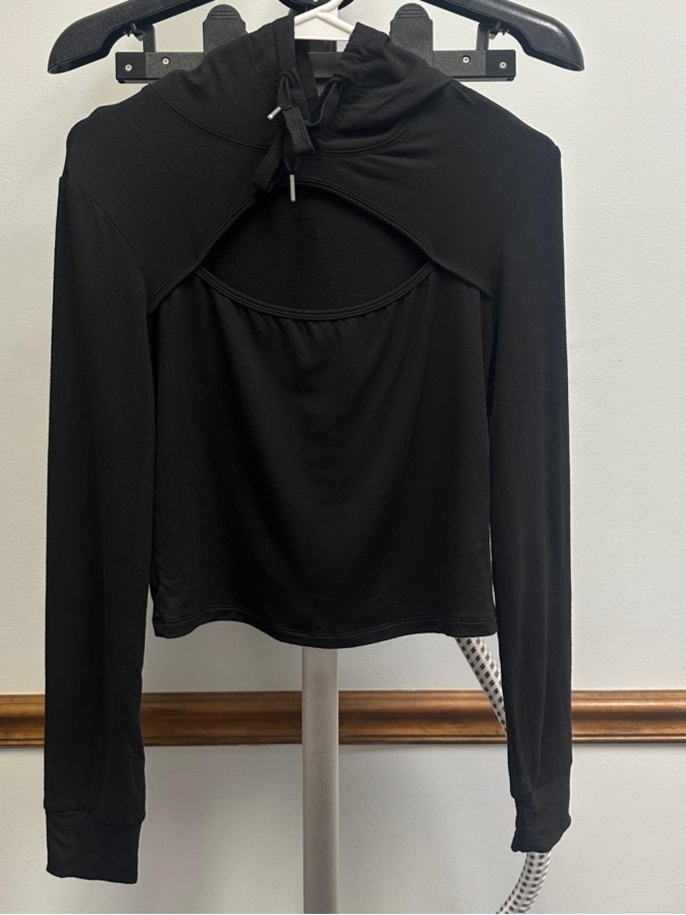 HALARA Black Long-Sleeve Hooded Cutout Crop Top